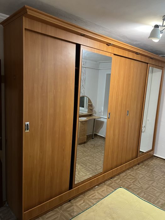 Срочно продам шкаф. В подарок столик с зеркалом