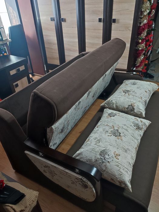 Vând canapea extensibila 3 locuri pe structura metalica