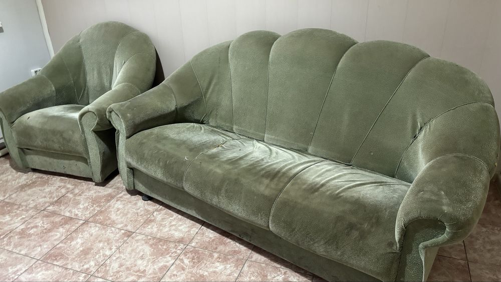 Диван с двумя креслами