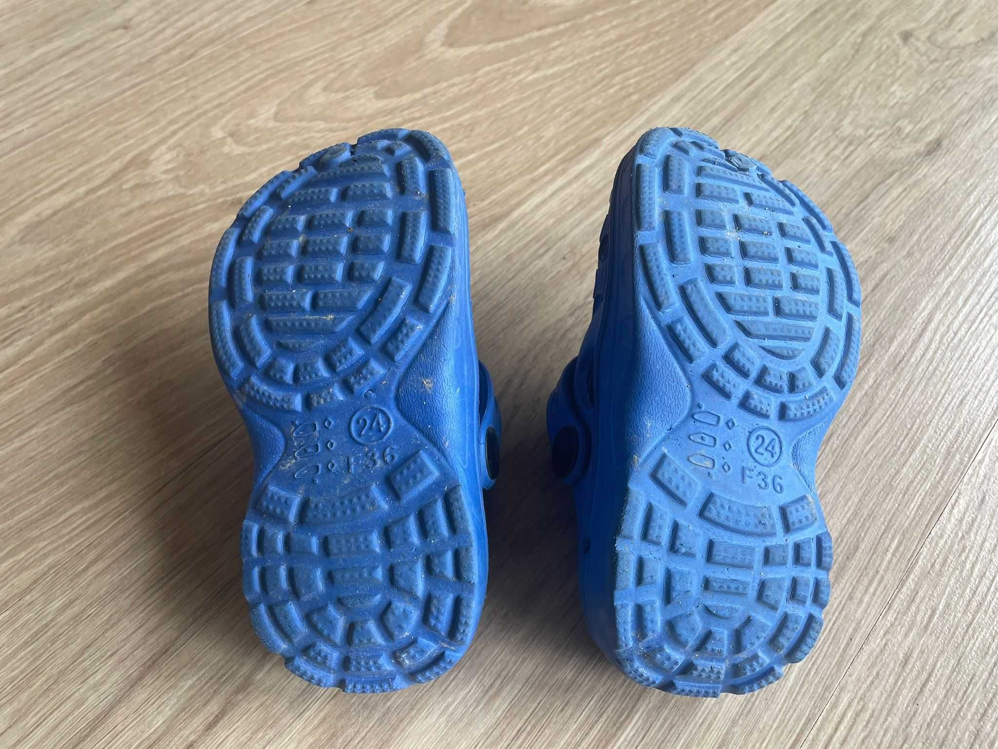 Papuci exterior albastri cu masinute tip Crocs marimea 24
