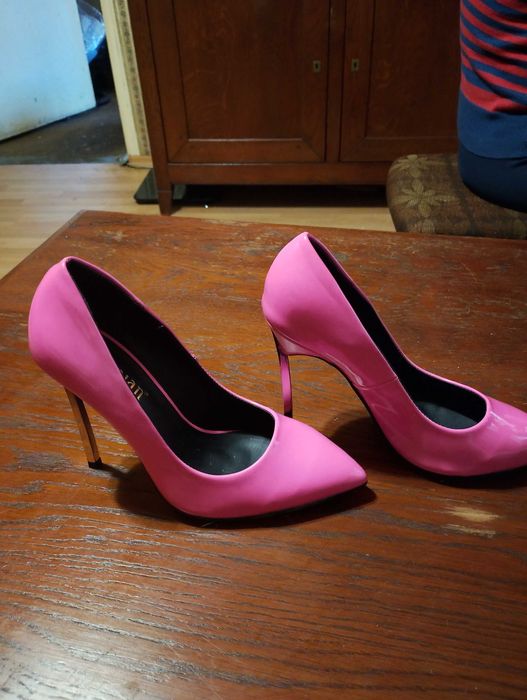 Обувки на ток. Естествен лак