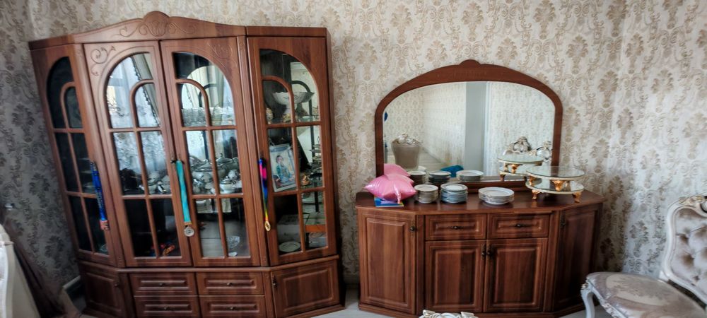 Продается гостевая горка с комодом, в хорошем состоянии, очень дешево.
