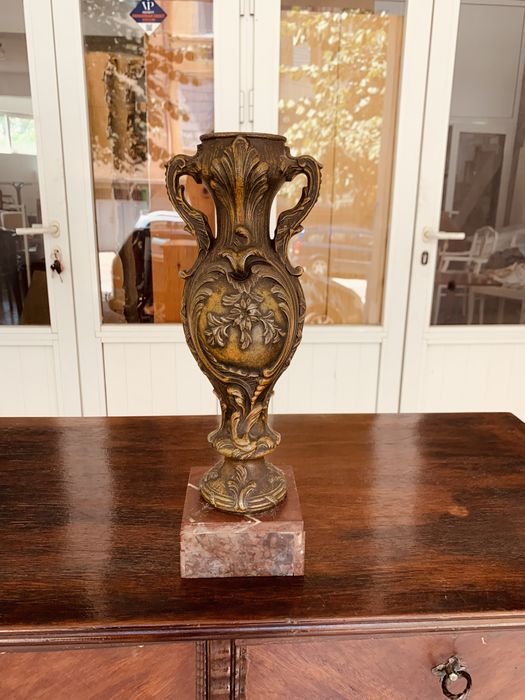 Бронзова антикварна ваза с мраморна основа от 30-те