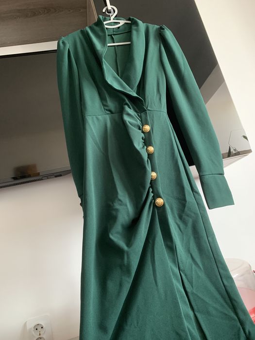 Rochie verde elegantă cu butoni aurii