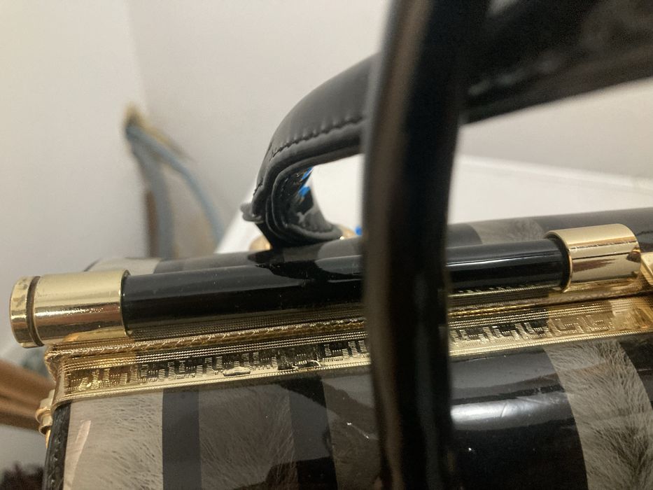 Лачена изцяло чанта.