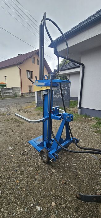 Vand crepator lemne dupa tractor hidraulic 
Foarte robust 
Adus