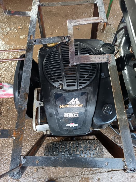 Vând tractoras de tuns gazon