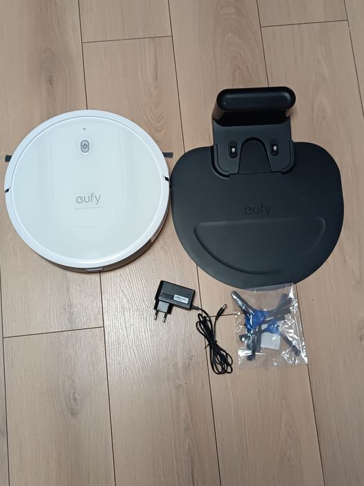 Aspirator robot cu stație de încărcare