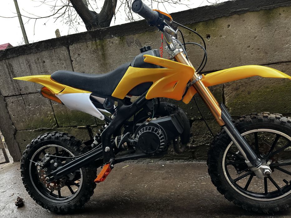 Vand motocicleta copii necesita cateva reparatii bujii