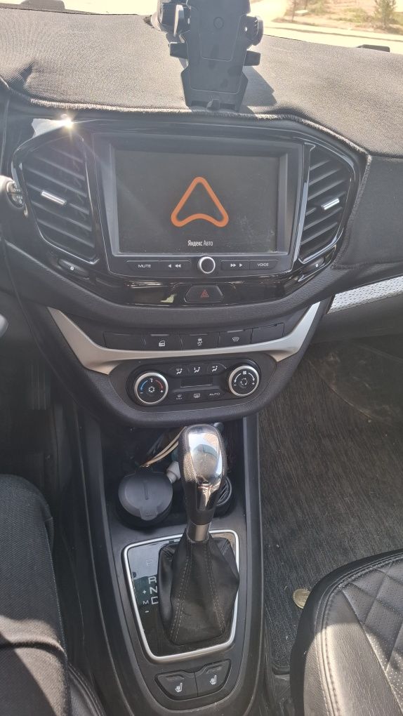 LADA VESTA SW CROSS sotiladi, 2022 yil.