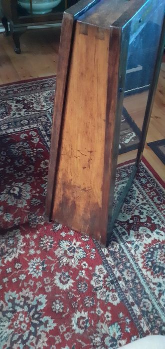 Огледало с дървена рамка