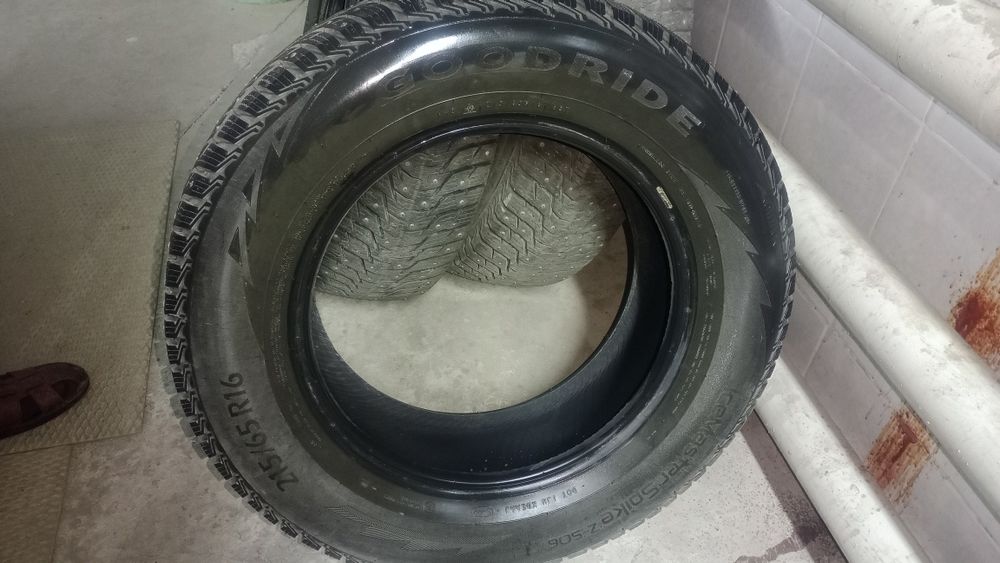 Продам комплект зимней шипованной резины 215/65 R16 65