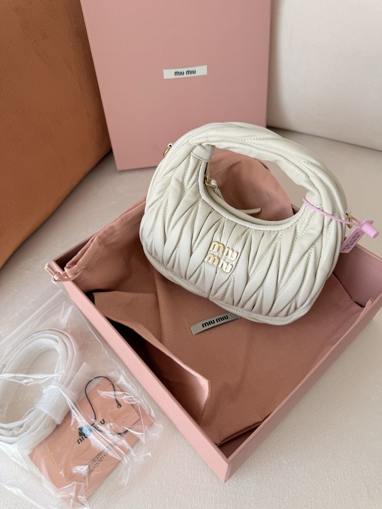 Чанта Miu Miu Wander matelassé nappa leather hobo mini-bag