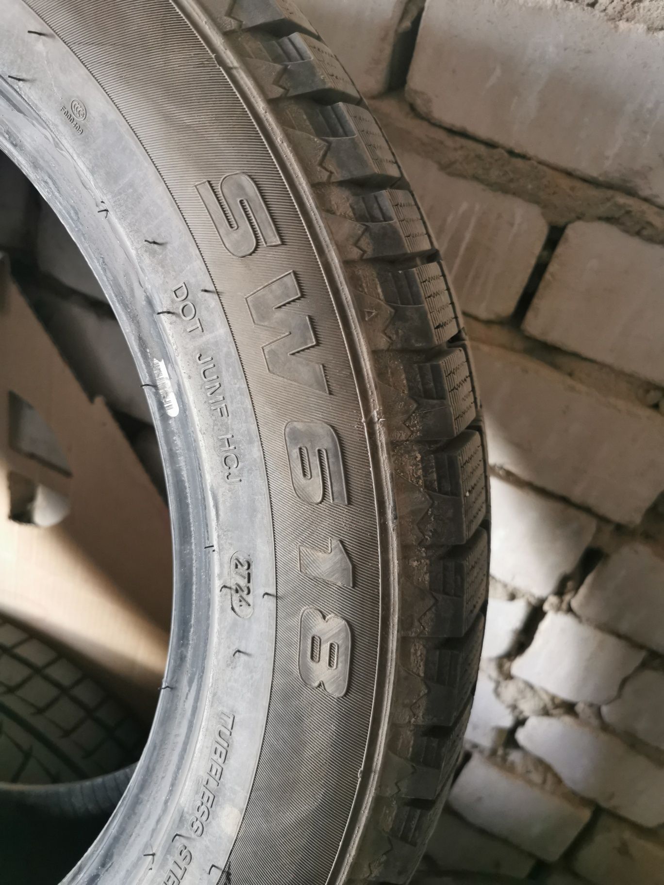 Продам почти новую зимнюю резину