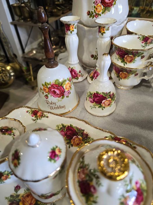 Royal Albert Old Country Rouses  - Колекционерски порцелан !