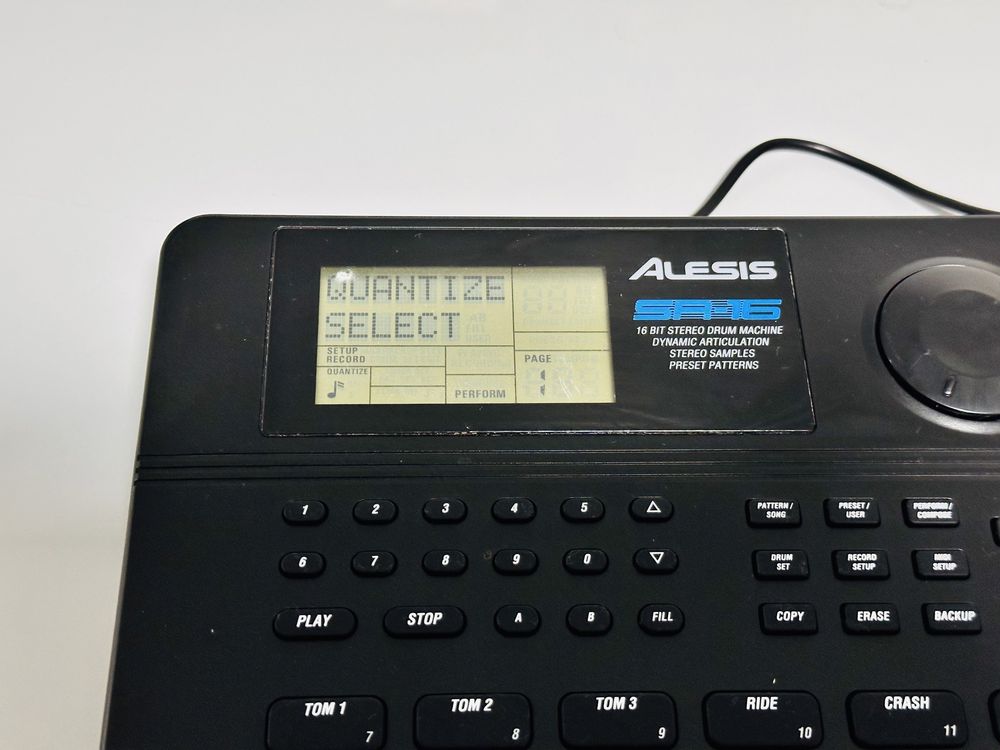 Consolă ALESIS SR-16-device clasic de tobe,233 sunete de tobe