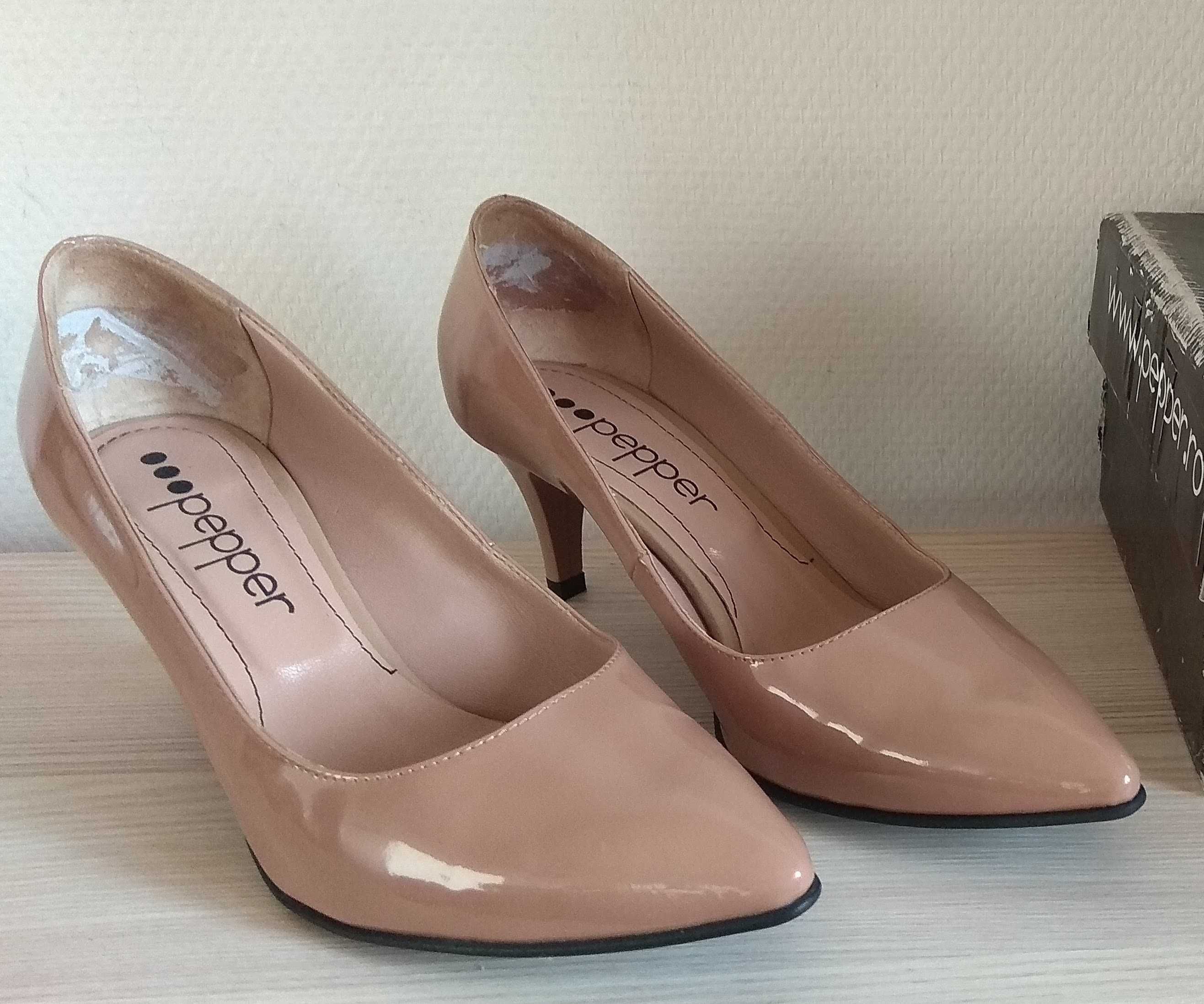 Pantofi din piele lac cu toc, bej nude, mărimea 38, marca Pepper