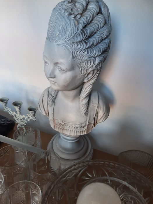 Бюст, бутилка, часовник, римски кани