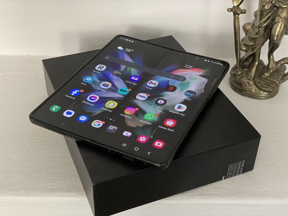 Samsung Galaxy Fold 3 Black, perfect functional!