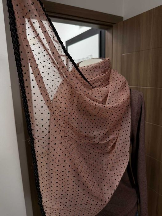 Дамски шал, прозрачен, употребяван.