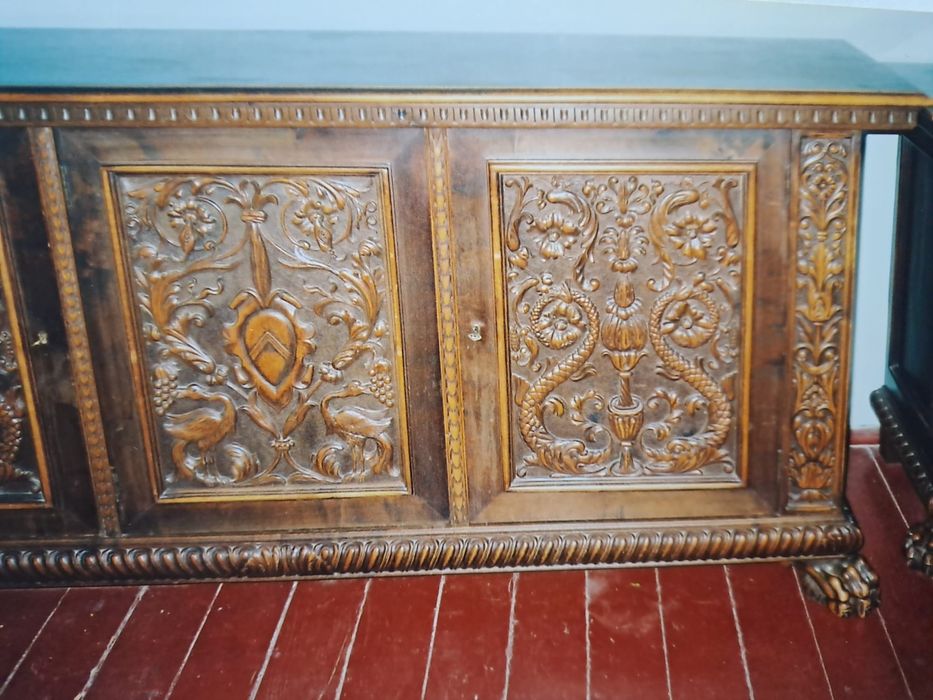 Mobila din lemn de nuc