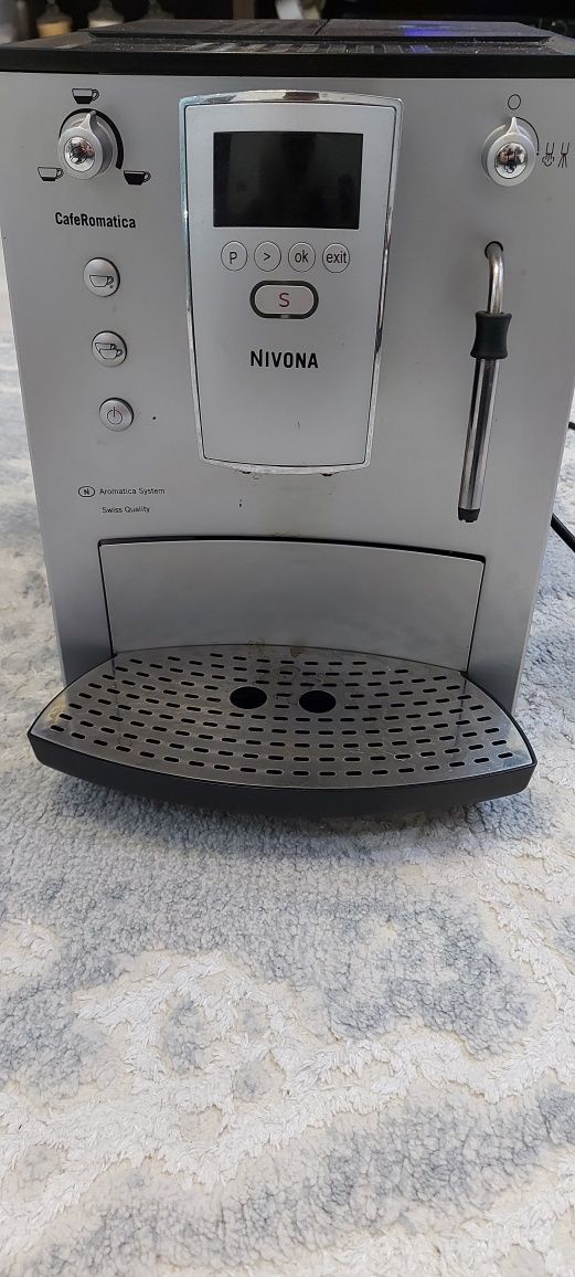 Expresor Nivona cu boabe și cafea măcinată