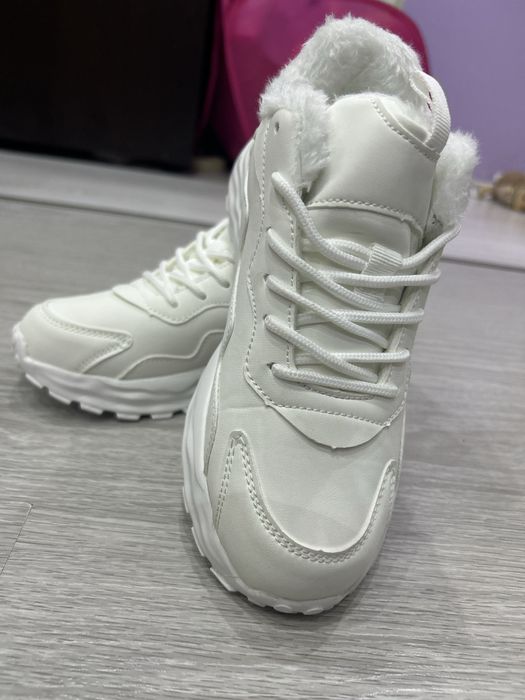 НОВИ топли бели маратонки