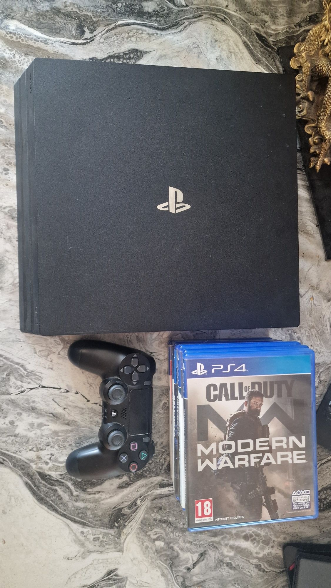 PS4 Pro + 1 контролер + 8 игри