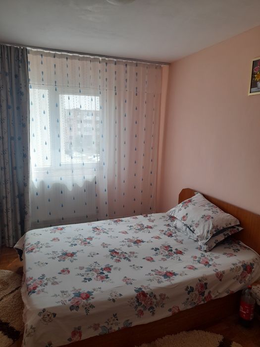 Vând apartament semidecomandat etaj 3