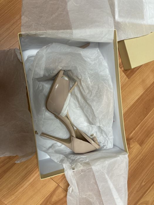 Vand sandale elegnate, purtate o singura data In perfecta stare!