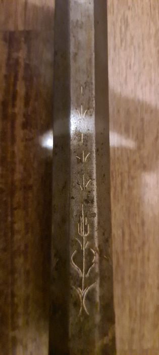 Цев със сребърни набивки