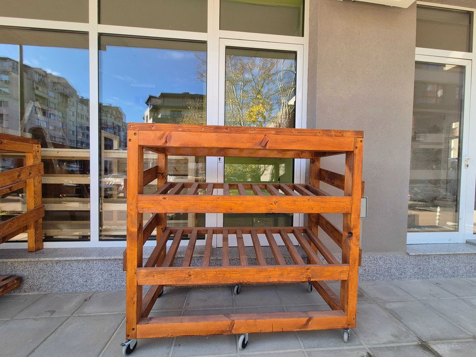 Дървен стелаж на колела
