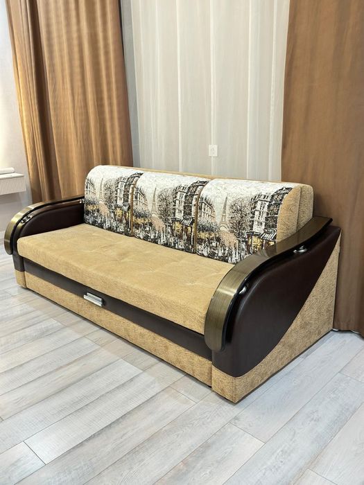 Диван с металическим каркасом.
