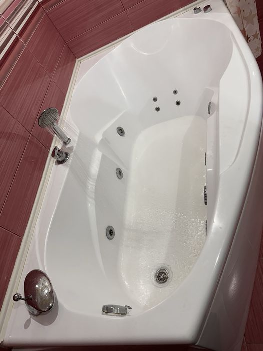 Продам угловую ванную—джакузи