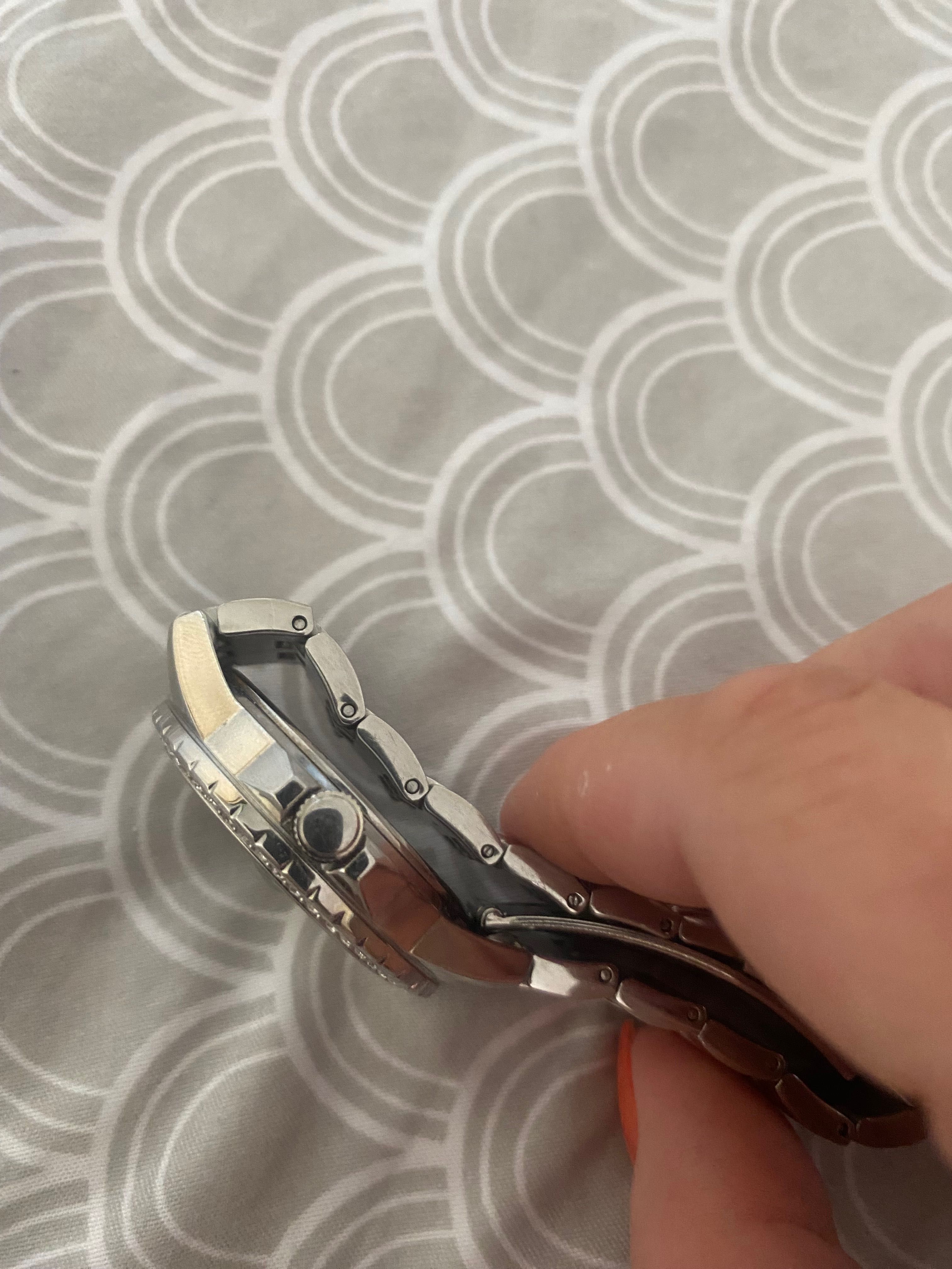 Часовник Guess в отлично състояние