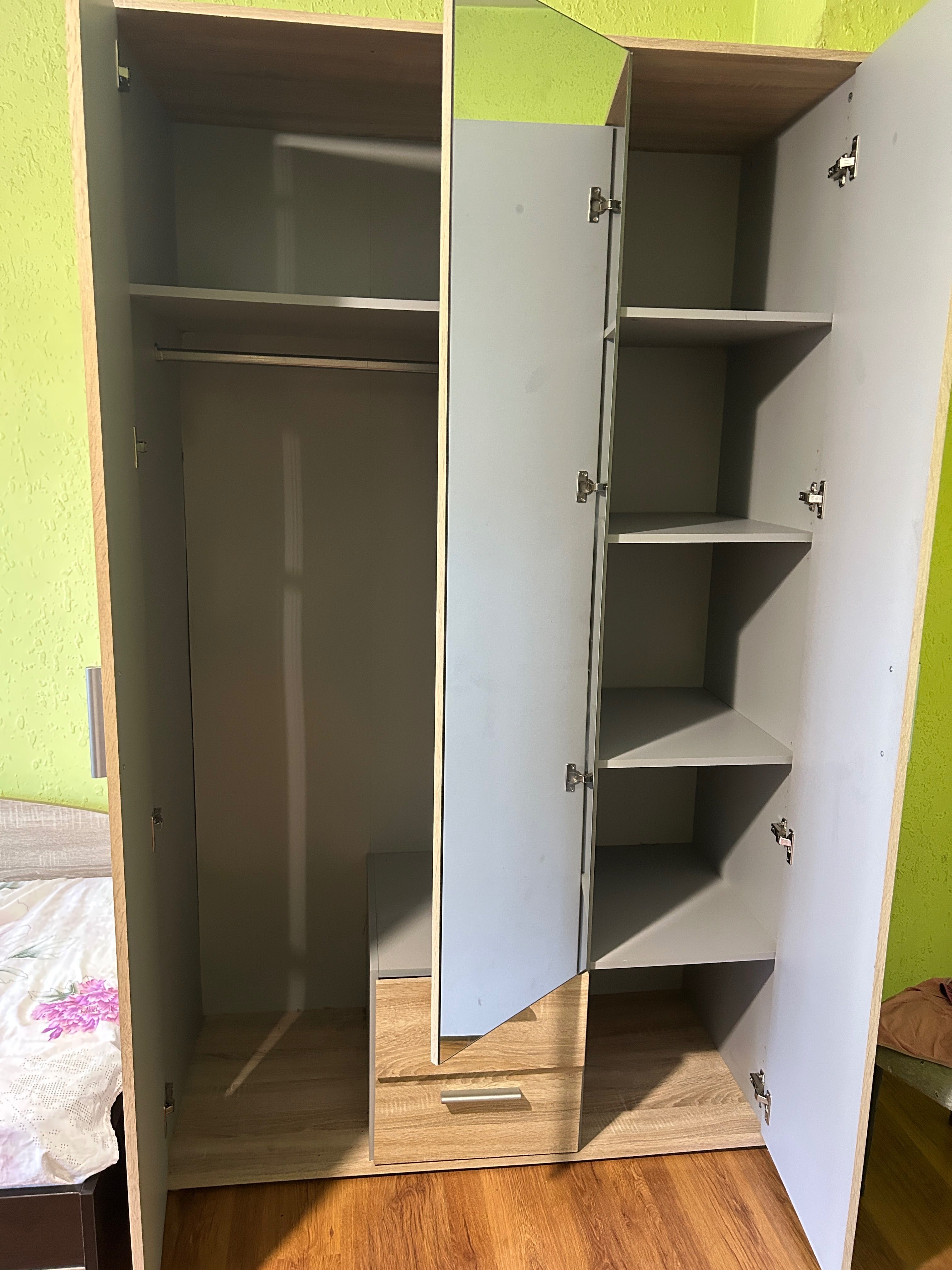 Обзавеждане на стая:Две ъглови легла+ракла+гардероб