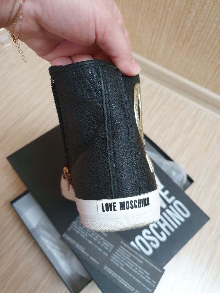 Love Moschino*естествена кожа