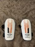 Продавам футболни протектори за пищяли! На марка Umbro. Размер L!