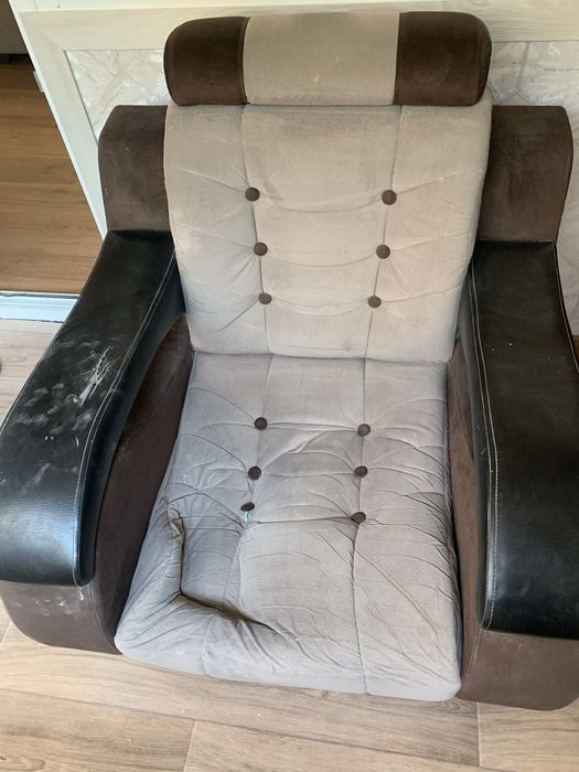 Отдам даром кресло. С одной стороны продавлено, требует ремонта……………..