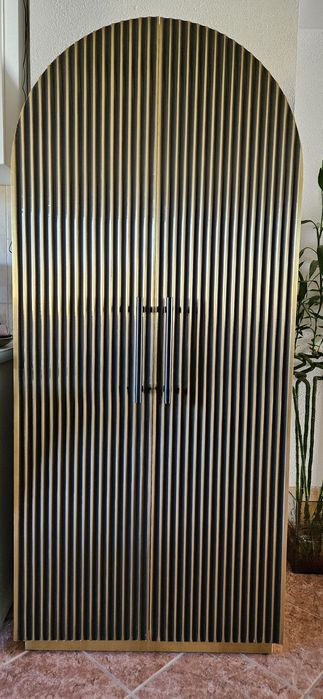 Dulap LES ARCS RICHMOND INTERIORS din MDF negru si MDF placat cu metal