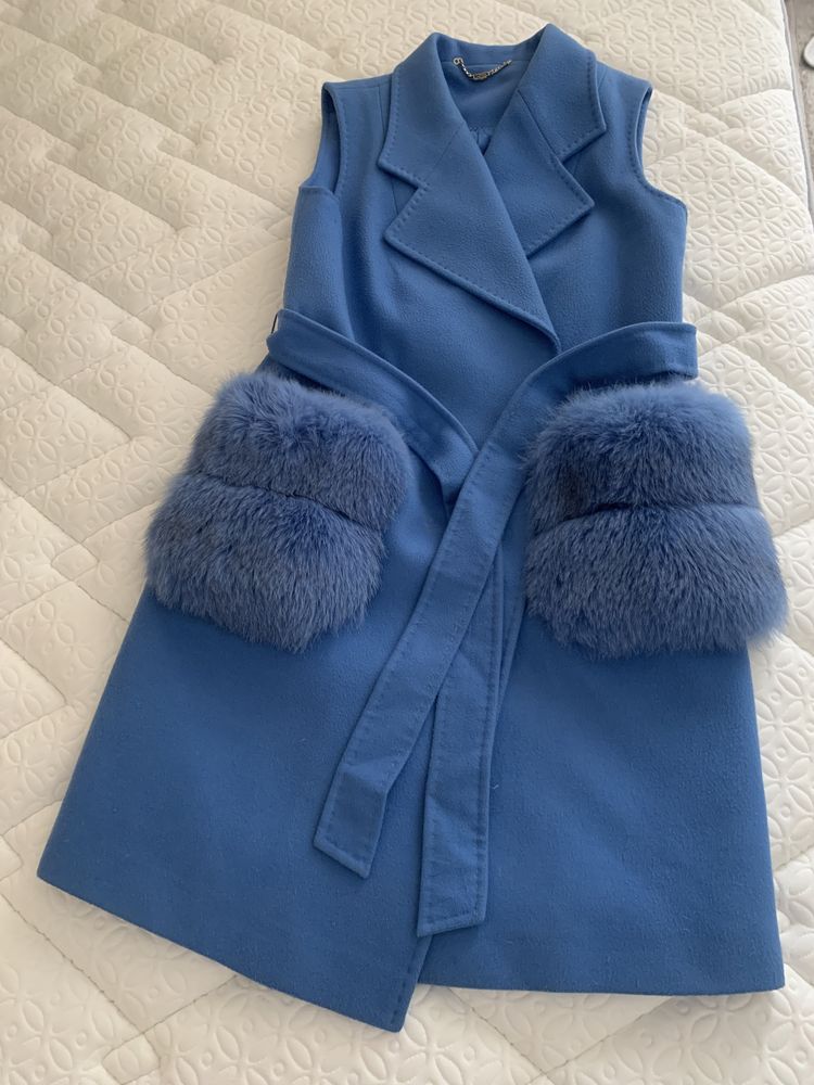 Пальто голубого цвета с карманами