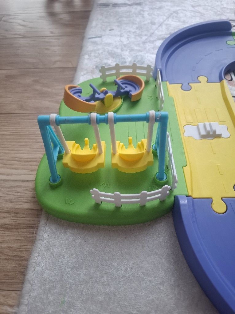 Писта на Peppa Pig с кола
