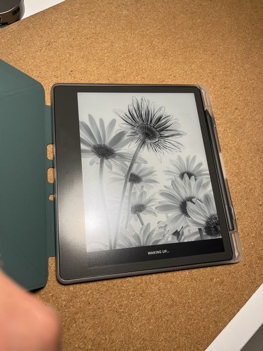 Kindle scribe 1st edition 10.2" Paper White Display at 300 ppi
