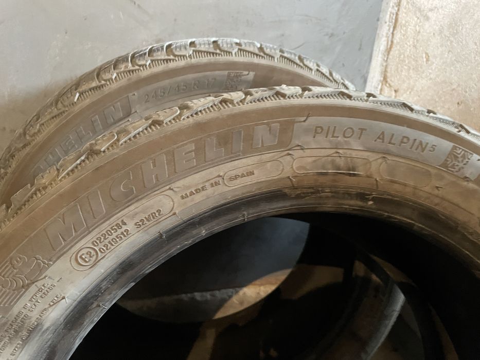 245/45/17 2 броя зимни гуми Michelin !