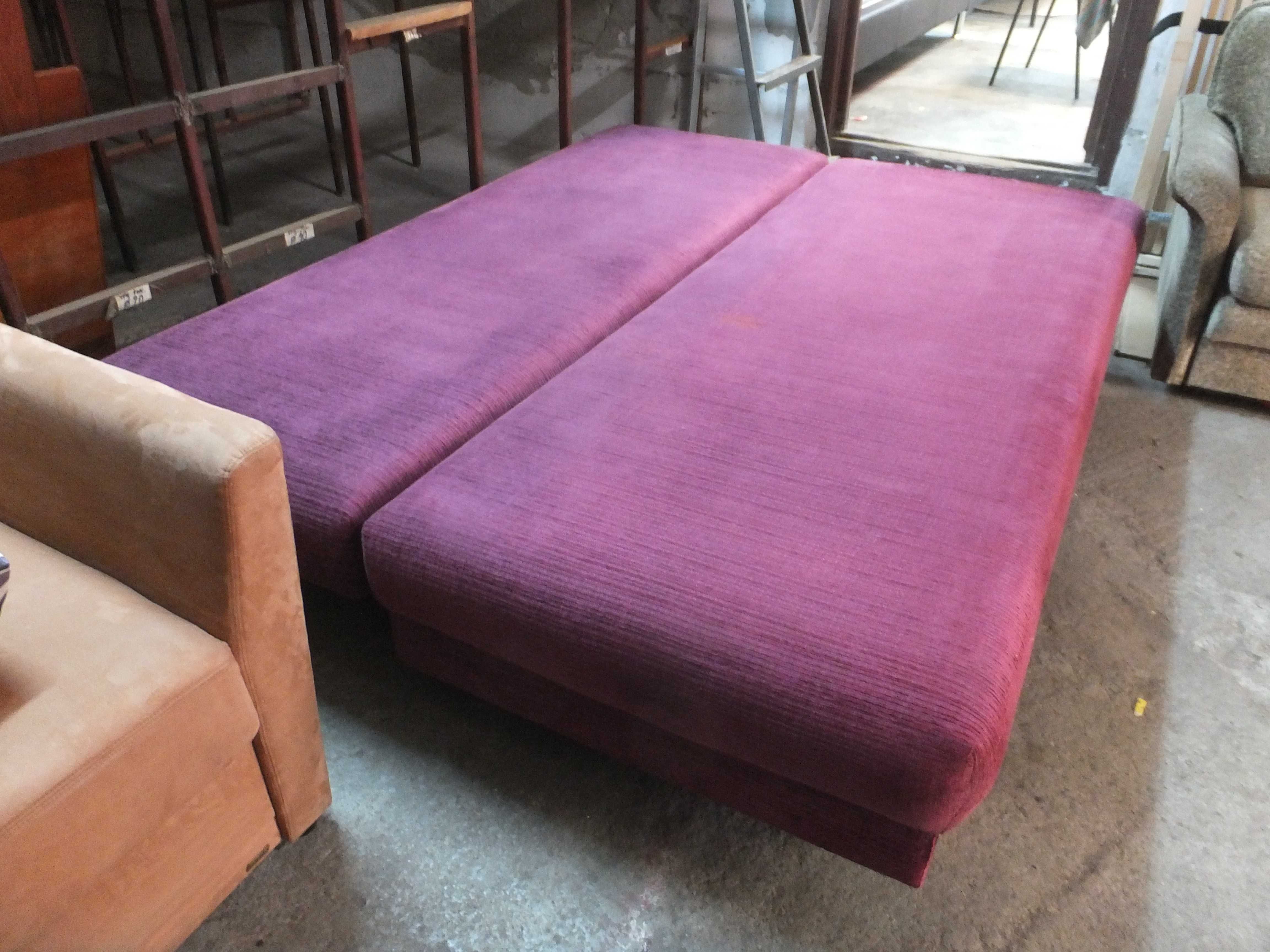 Canapea extensibila frumoasa mov cu lada de lenjerie si perne decor