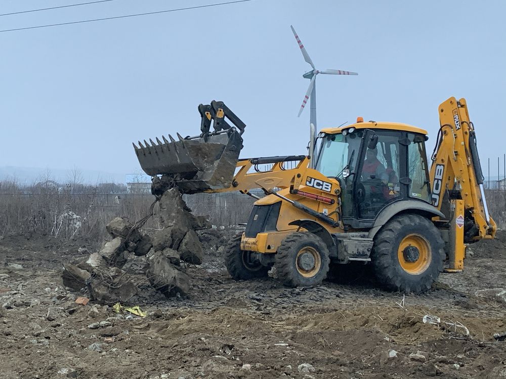 Buldoexcavator jcb si komatsu