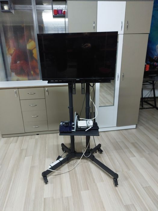 Suport TV mobil cu TV Samsung. Impecabile.