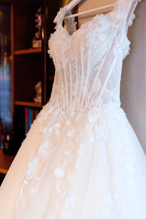 Vând rochie de mireasă tip prințesă cu trenă