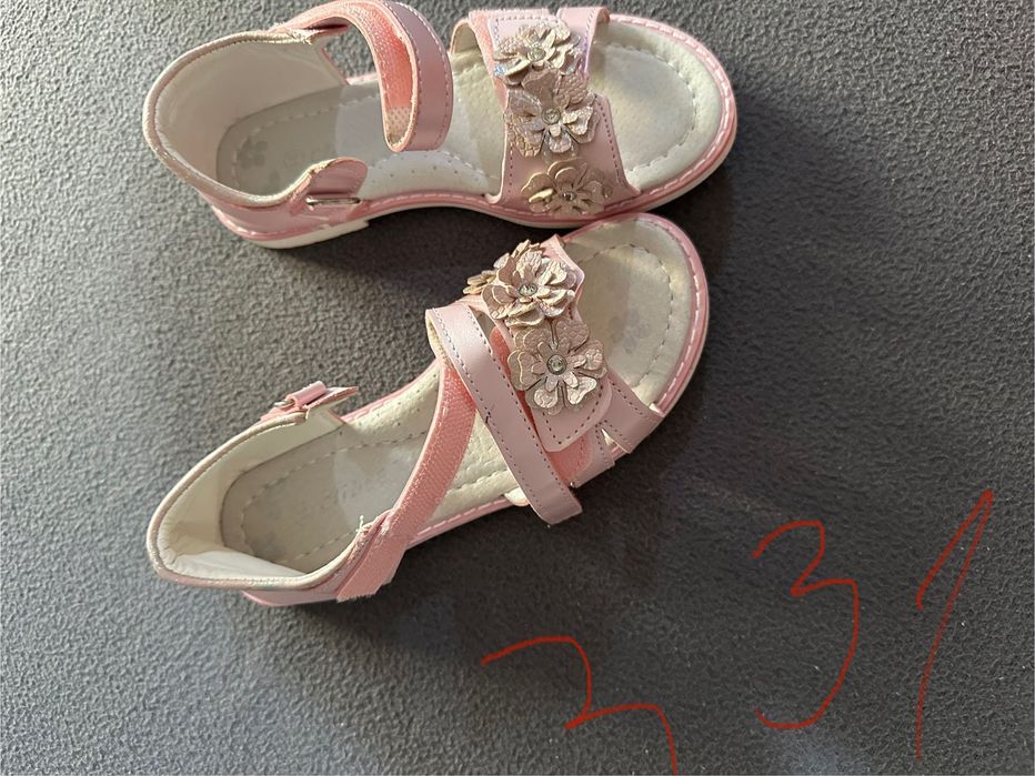 Vând adidași și pantofi fetițe