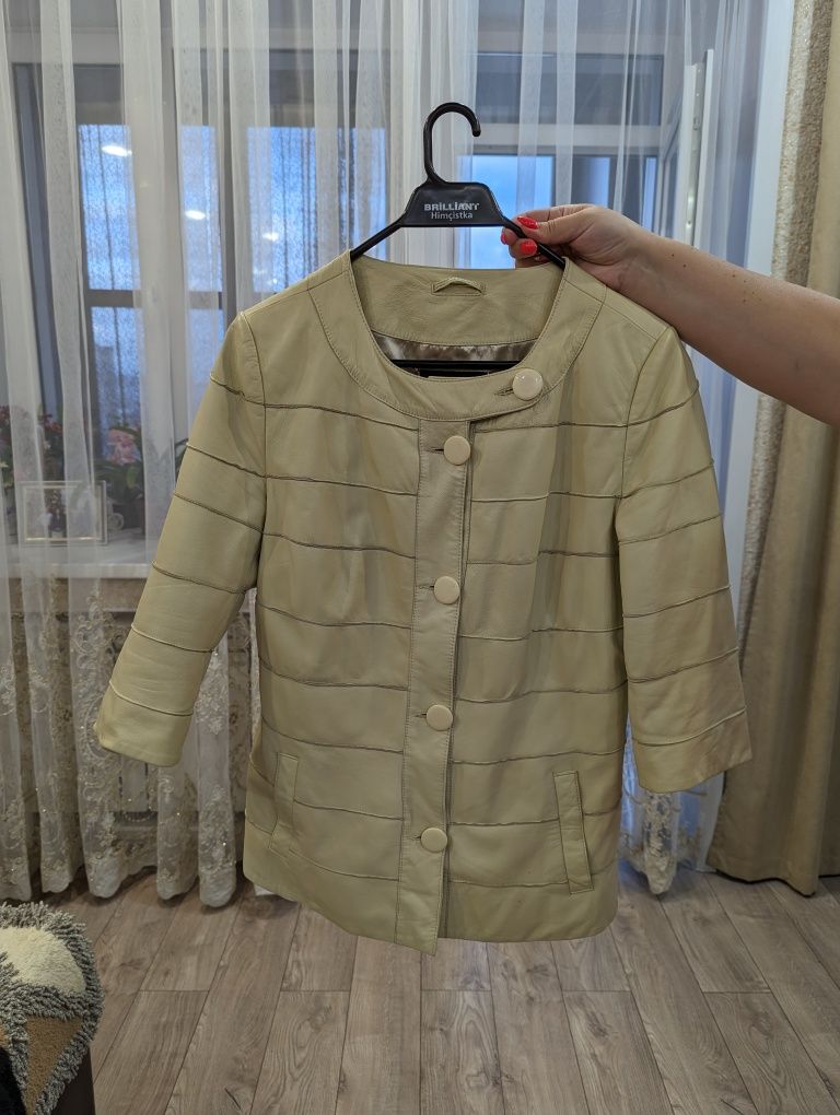 Продам женскую коженную куртку.